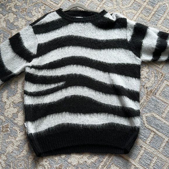 OBEY Sweater - Picture 2 of 6